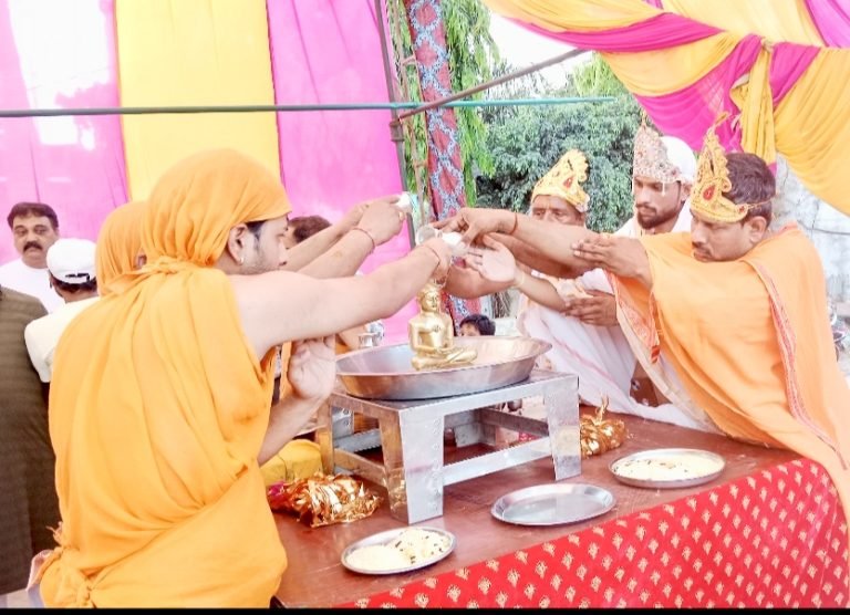 भगवान महावीर स्वामी के जन्म कल्याण के अवसर पर निकली विशाल शोभायात्रा