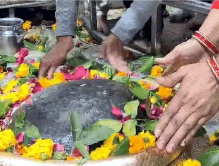 नववर्ष 2026 के शुभारंभ पर मन्दिरों में उमड़ी श्रद्धालुओं की भीड़