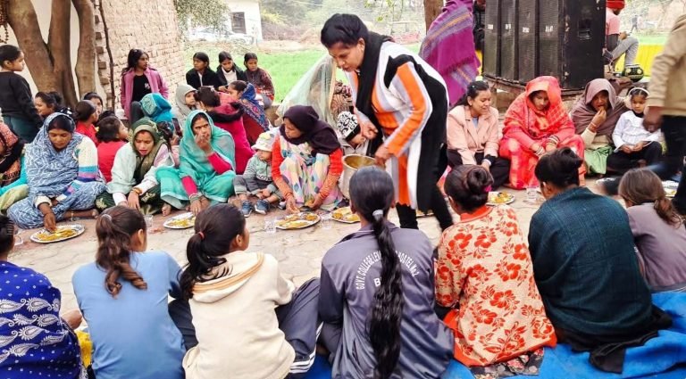 सेवा पखवाड़े के तहत हजूरीपुरा मन्दिर पर श्रद्धालुओं को बांटी प्रसादी