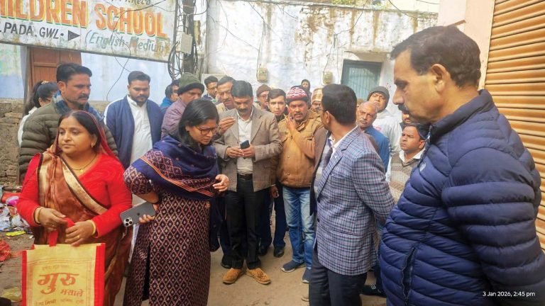 शिकायत के निराकरण का सत्यापन करने मैदान में पहुंचीं कलेक्टर