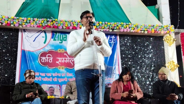 भीषण ठंड में काव्य सरिता में भीगा नगर, निराला के तीखे प्रहारों और मुक्ता के सुरों ने बांधा समां