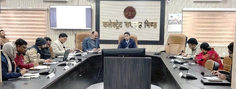 सभी विभाग सीएम हेल्पलाइन के प्रकरणों पर विशेष ध्यान देकर निराकरण करें : कलेक्टर