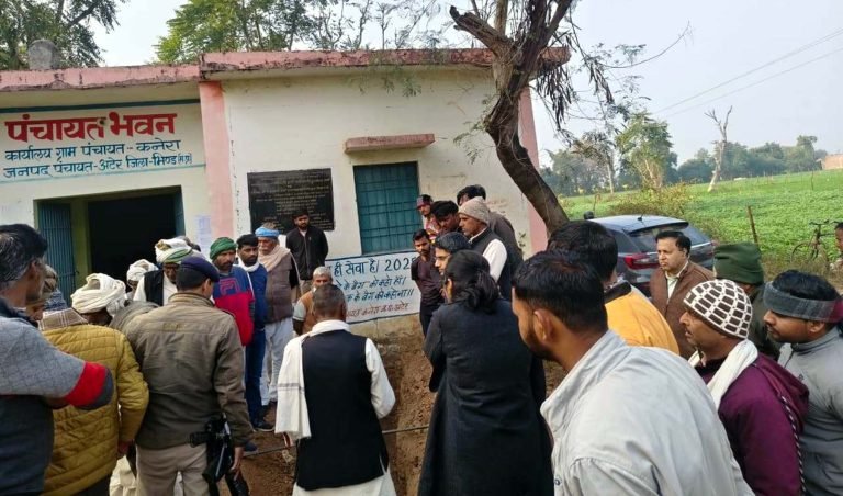 कलेक्टर ने अटेर क्षेत्र की ग्राम पंचायतों का किया निरीक्षण