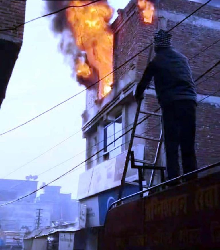 फर्नीचर के गोदाम में शार्ट सर्किट से लगी आग, लाखों का सामान जला