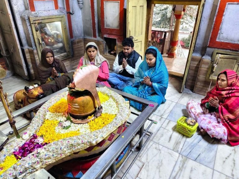 भाजपा महिला मोर्चा ने की शिवजी की पूजा अर्चना