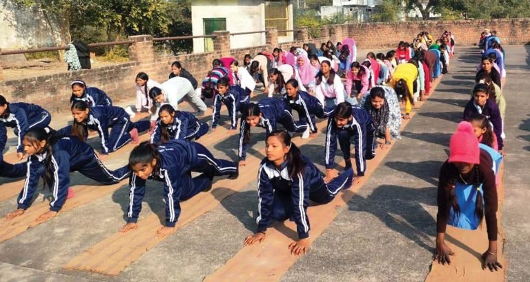 पीएमश्री कन्या उमावि मौ में सामूहिक सूर्य नमस्कार कार्यक्रम आयोजित