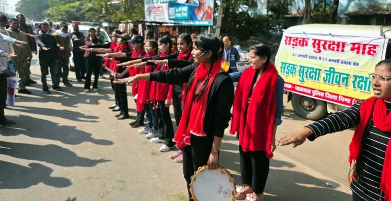 नुक्कड़ नाटक के माध्यम से यातायात जागरूकता कार्यक्रम करवाए