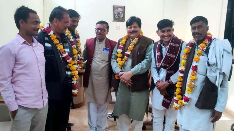 कांग्रेस का एक और जत्था लहार विधायक के सामने भाजपा में हुआ शामिल