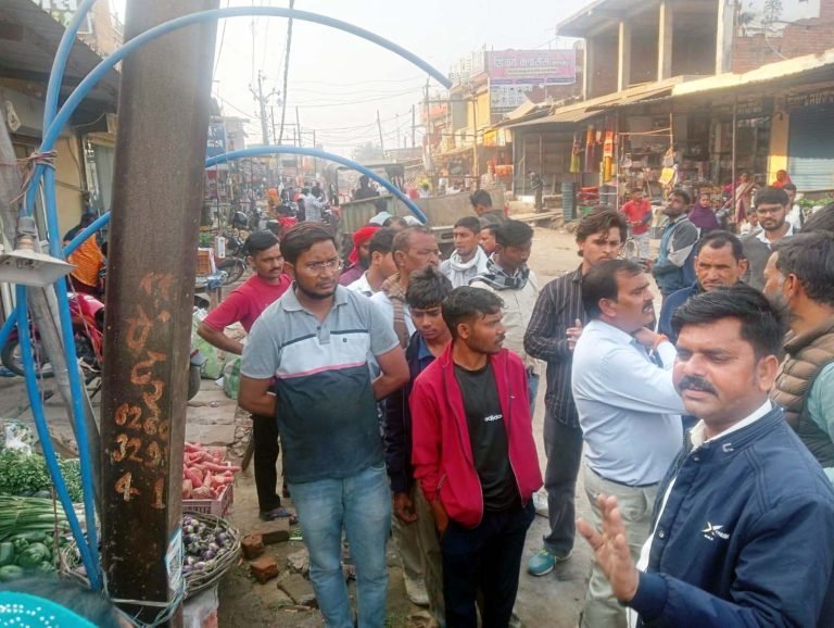नगर परिषद ने मेन बाजार चौराहे से हटवाया अतिक्रमण