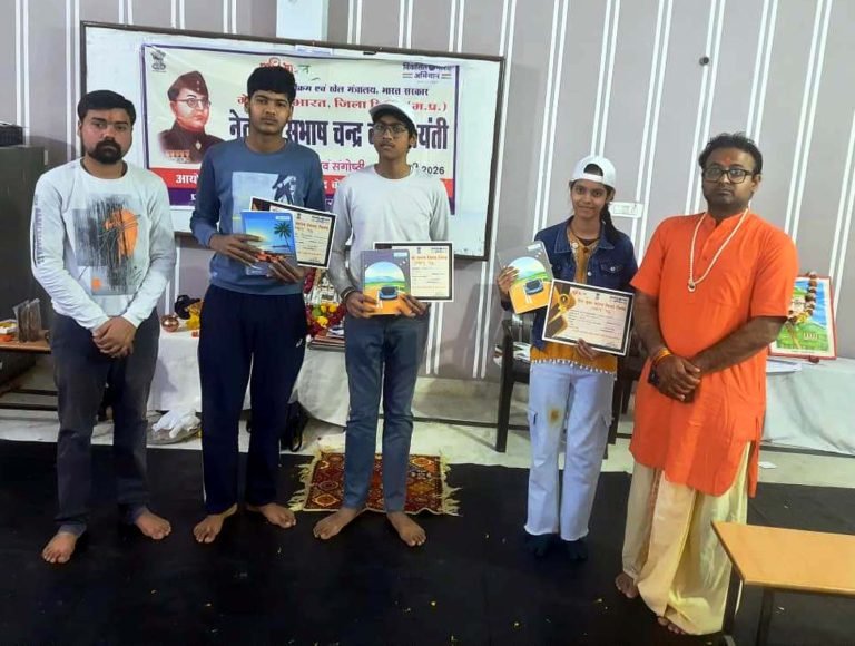 नेताजी के विचारों से प्रेरित हुए छात्र, जयंती पर निबंध प्रतियोगिता और संगोष्ठी