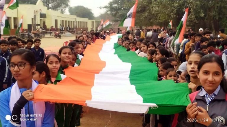 विद्यार्थी परिषद ने आलमपुर में निकाली विशाल तिरंगा यात्रा