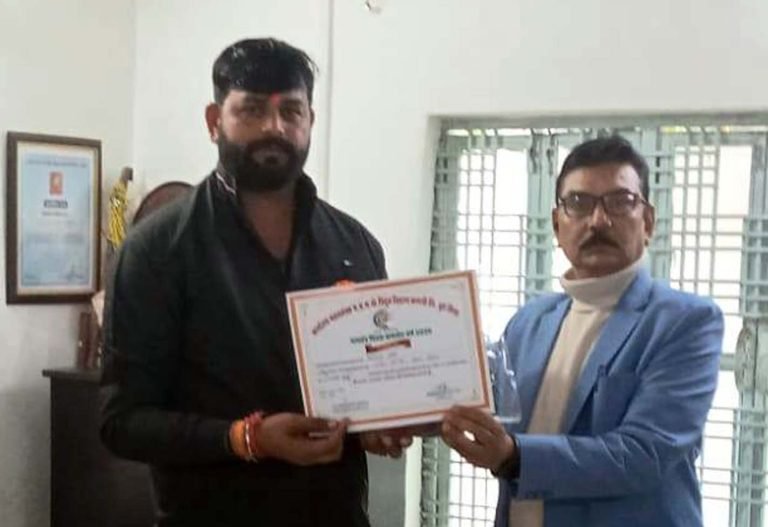 विद्युत सहायक वीरेन्द्र शर्मा राजस्व वृद्धि के लिए हुए सम्मानित