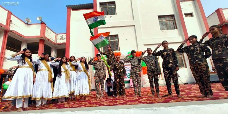 आलमपुर में धूमधाम से फहराया तिरंगा