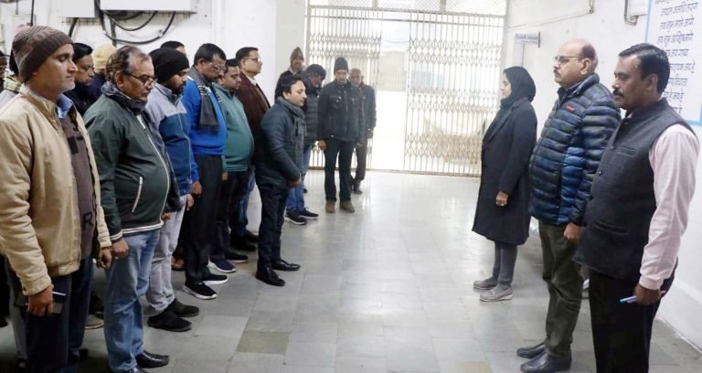 कलेक्ट्रेट में महात्मा गांधी को दी गई श्रद्धांजलि