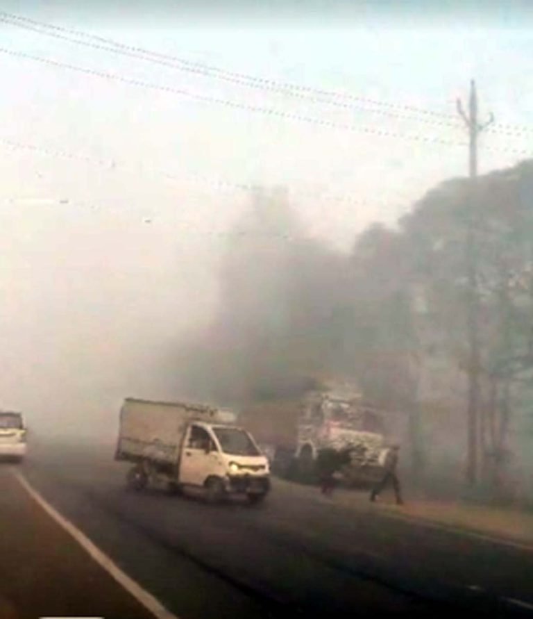 तापमान में गिरावट, सुबह घने कोहरे से रहा जनजीवन प्रभावित