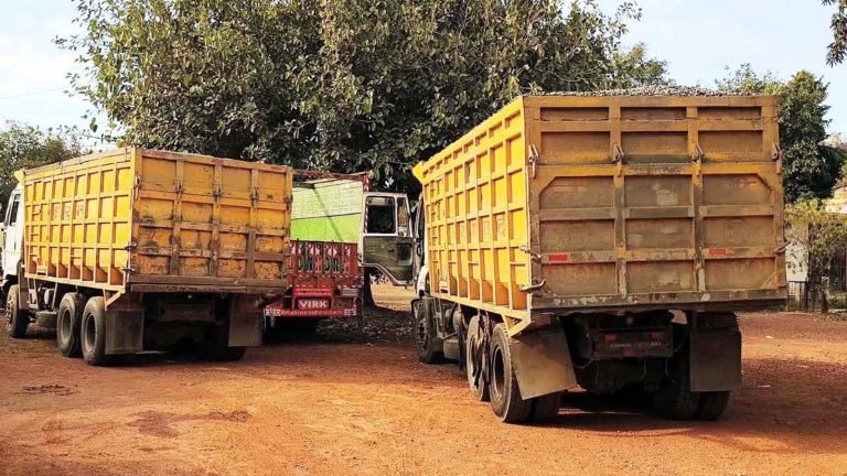खनिज का अवैध परिवहन करने पर 7 डंपर एवं एक ट्रेक्टर जब्त