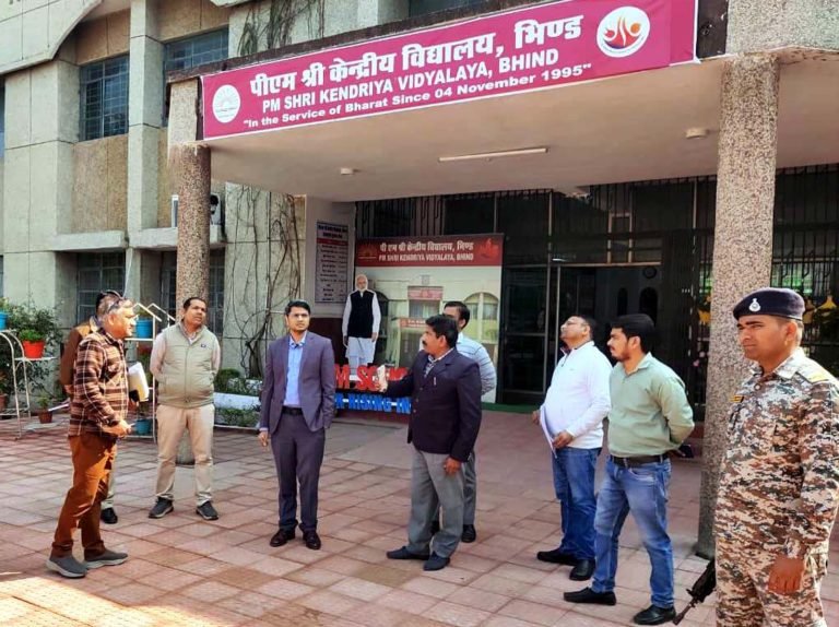 कलेक्टर ने केन्द्रीय विद्यालय का किया निरीक्षण