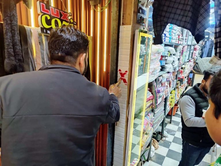 पुरानी रिठौरा, मालनपुर बाजार, रोड पर अवैध अतिक्रमण को हटवाने प्रशासन ने दर्जनों दुकानों एवं भवनों पर लगाए लाल निशान