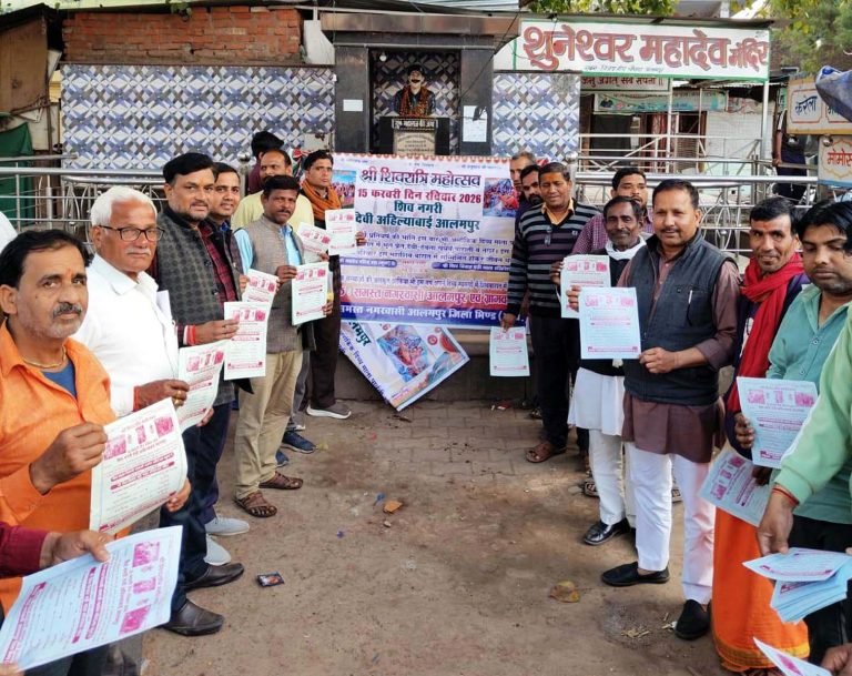 पीले चावल देकर दिया जा रहा है शिव बारात का आमंत्रण