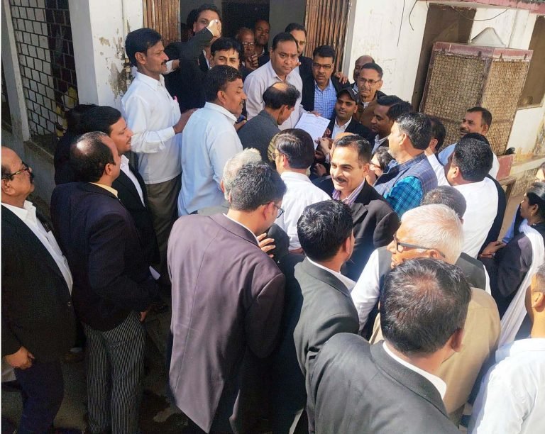 अधिवक्ता संरक्षण कानून लागू करने की मांग को लेकर अभिभाषक संघ ने सौंपा ज्ञापन