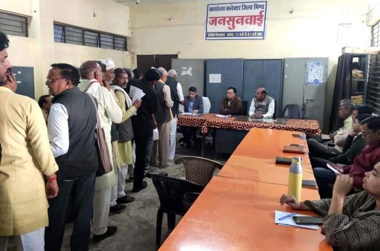 कलेक्टर ने जनसुनवाई में की 110 आवेदकों की सुनवाई