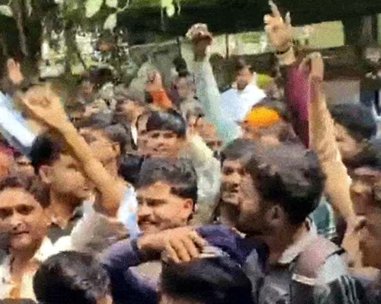 एफआईआर के विरोध में मेहगांव थाने पर चार घण्टे तक प्रदर्शन