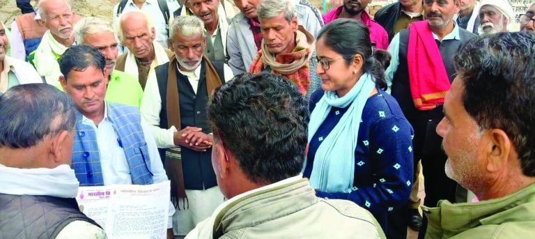 किसानों की समस्याओं को लेकर एसडीएम अटेर का घेराव कर सौंपा ज्ञापन