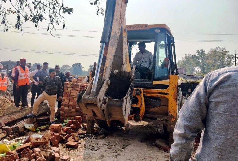 अतिक्रमण के विरुद्ध अभियान चलाया, 11 हजार की वसूले