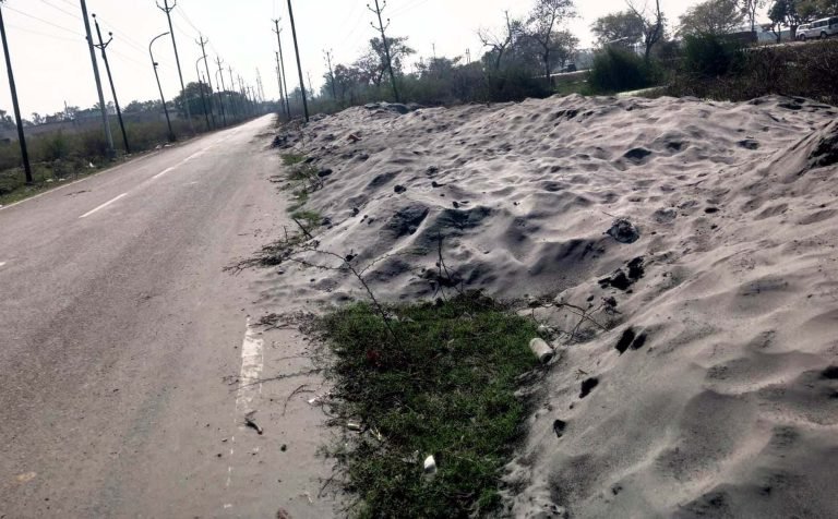 कंपनी संचालकों की मनमानी, खुले आवागमन वाले रास्तों के किनारे नगर में डाल रहे दूषित हानिकारक अपशिष्ट राख