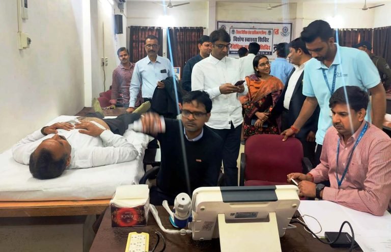 जिला न्यायालय में स्वास्थ्य परीक्षण सह जागरूकता शिविर आयोजित