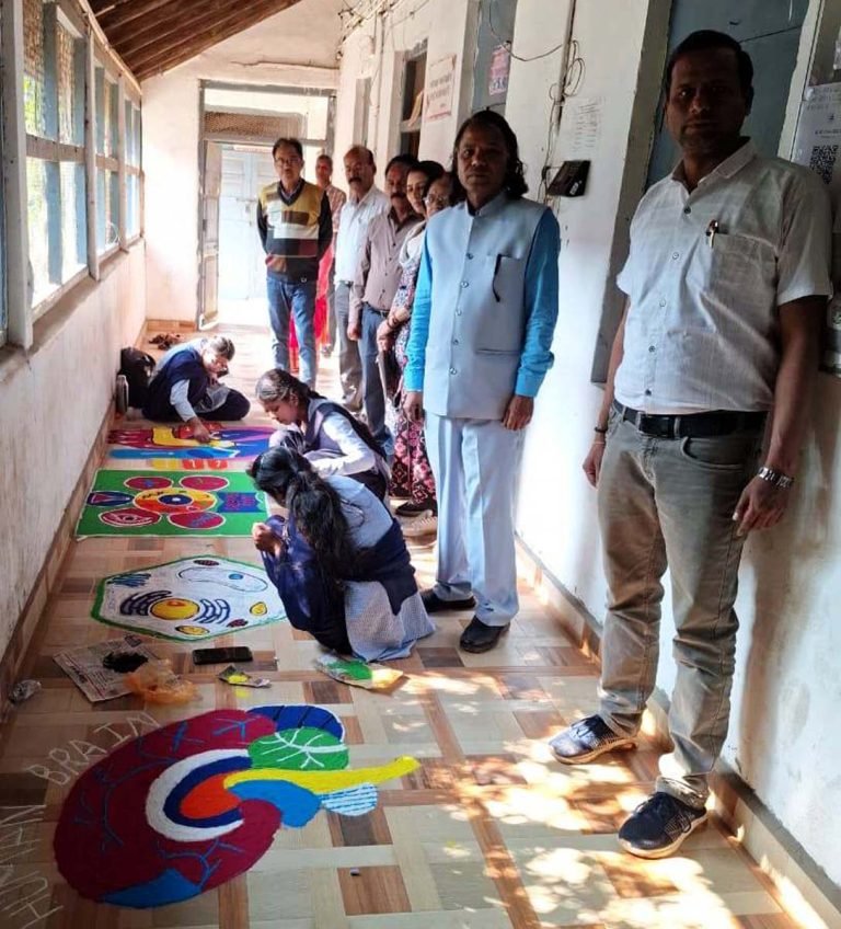 राष्ट्रीय विज्ञान दिवस पर अंगों की रंगोली बनाकर लगाई प्रदर्शनी
