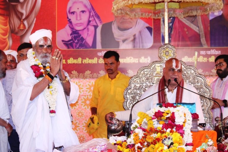 इन्द्र का अभिमान चूर करने के लिए एक अंगुली पर किया था गोवर्धन धारण