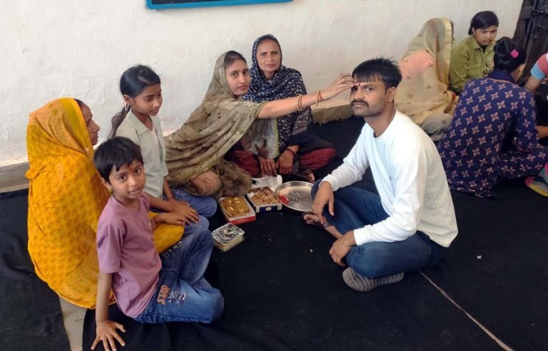 भाई-दूज पर बहनों ने जेल में बंदी भाइयों को लगाया तिलक