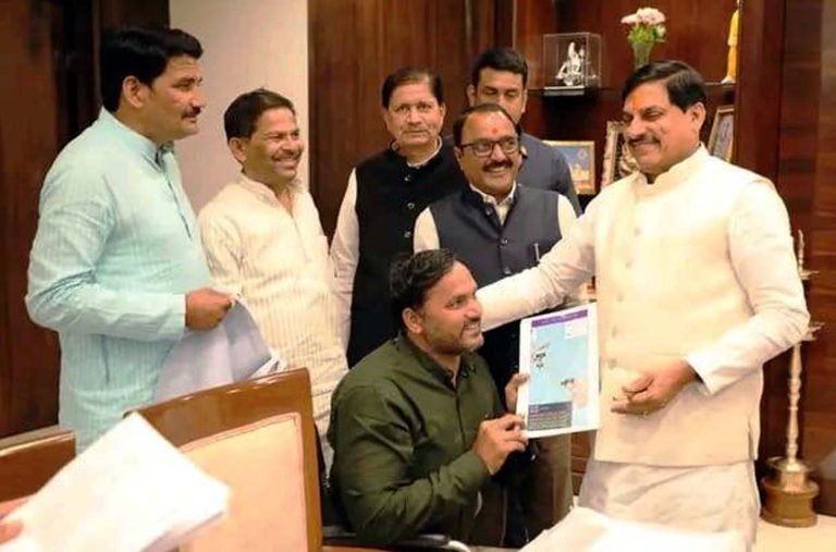 मुख्यमंत्री ने पद्मश्री सत्येन्द्र सिंह लोहिया को किया सम्मानित