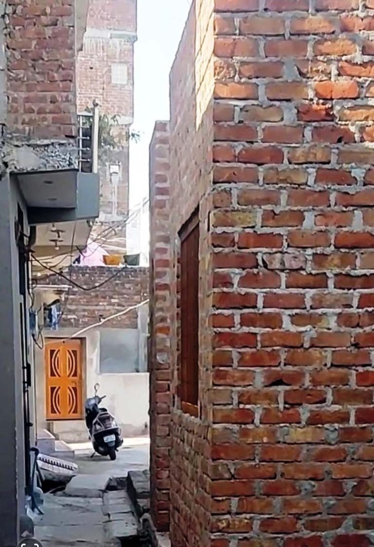 सार्वजनिक गली में अवैध अतिक्रमण पर एसडीएम ने लगाई रोक