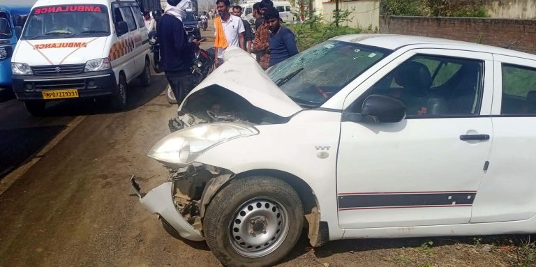 कैंटर की टक्कर से कार चालक घायल, ब्रह्मकुमारी आश्रम के पास लगा जाम