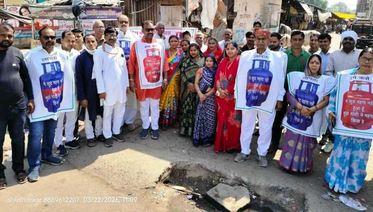 गैस सिलेण्डर की बढ़ती कीमतों और किल्लत के विरोध में कांग्रेस ने किया अनोखा प्रदर्शन