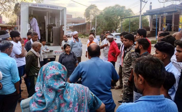 जांच में अमानक पाई गई मिठाईयों को नष्ट कराया