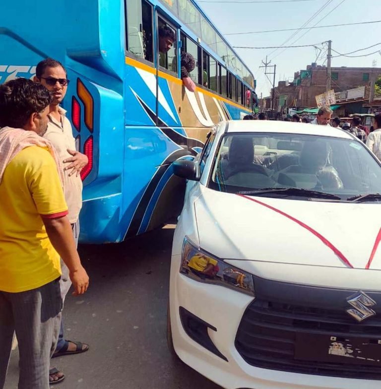 बस स्टैण्ड न होने से फिर हादसा, बस की टक्कर से कार क्षतिग्रस्त