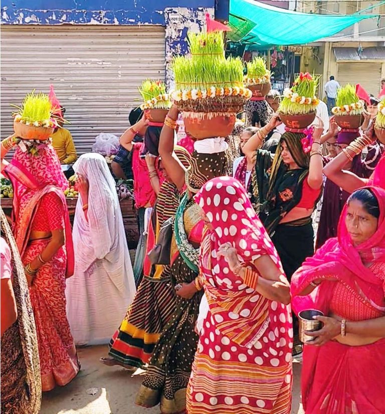 आलमपुर से करौली के लिए जवारे लेकर श्रद्धालु रवाना