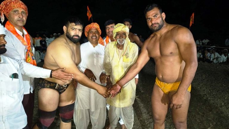 सलमपुरा में आयोजित दंगल में हुईं रोमांचक कुश्तियां