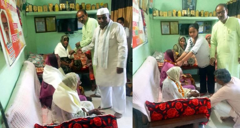 युवा पीढ़ी को अपने बुजुर्गों की जीवित देवताओं के रूप में पूजा करनी चाहिए : कुशवाह