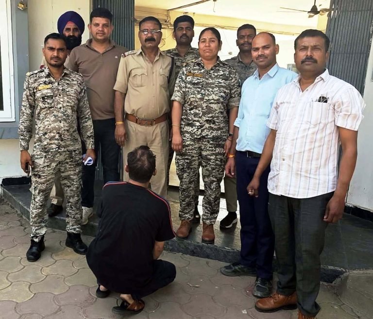 56 लाख की धोखाधड़ी करने वाला इनामी आरोपी गिरफ्तार