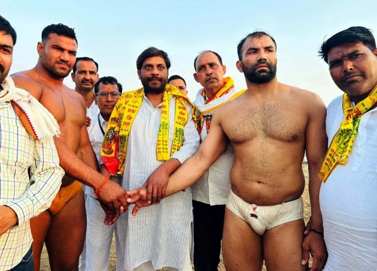 शीतला माता के दर्शन करने पहुंचे श्रद्धालू