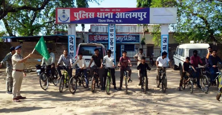 सरदार पटेल की जयंती पर आलमपुर में निकाली साइकिल रैली