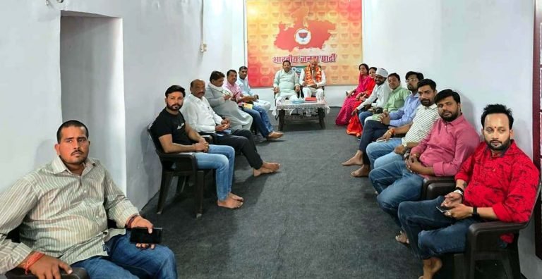 भाजपा कार्यालय में सुना गया प्रधानमंत्री मोदी के मन की बात कार्यक्रम