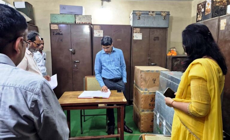 कलेक्टर ने जिला कोषालय के स्ट्रांग रूम का किया निरीक्षण