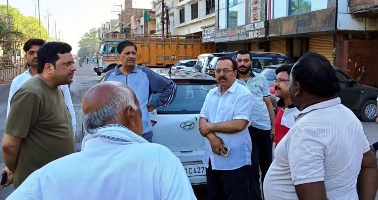 विधायक कुशवाह ने सुबह सड़कों पर उतरकर देखी सफाई व्यवस्था