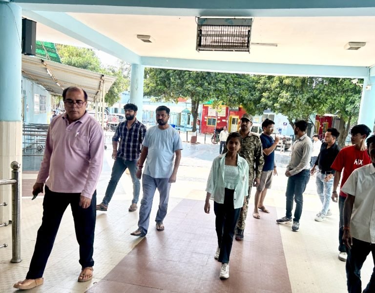 एक दिन की अध्यक्ष रागिनी ने जिला अस्पताल का किया निरीक्षण