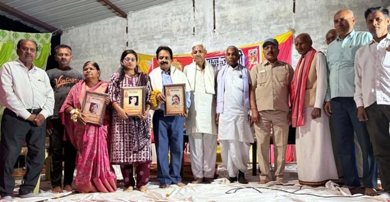 बबेड़ी में कथा मंच पर आध्यात्मिक कवि सम्मेलन आयोजित